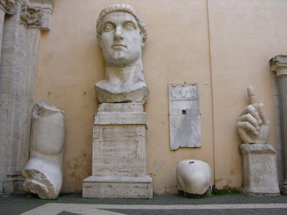 Fragmente der Kolossalstatue des Kaiser Konstantins in den Kapitolinischen Museen